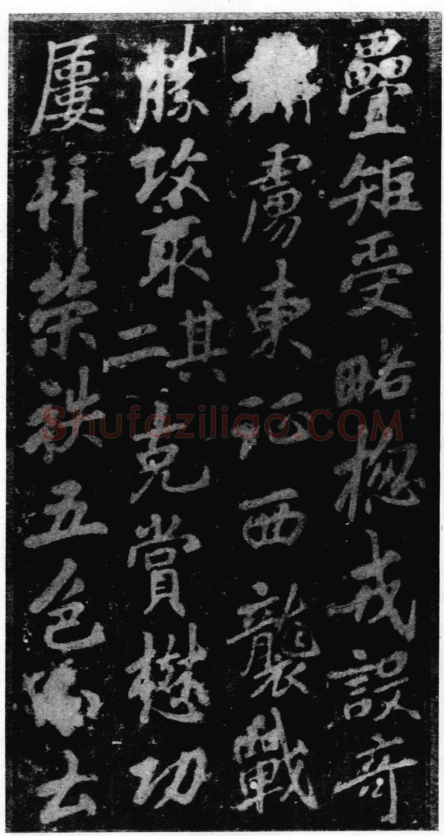 李邕《李秀残碑》墨拓 40×40cm 北京故宫博物院藏