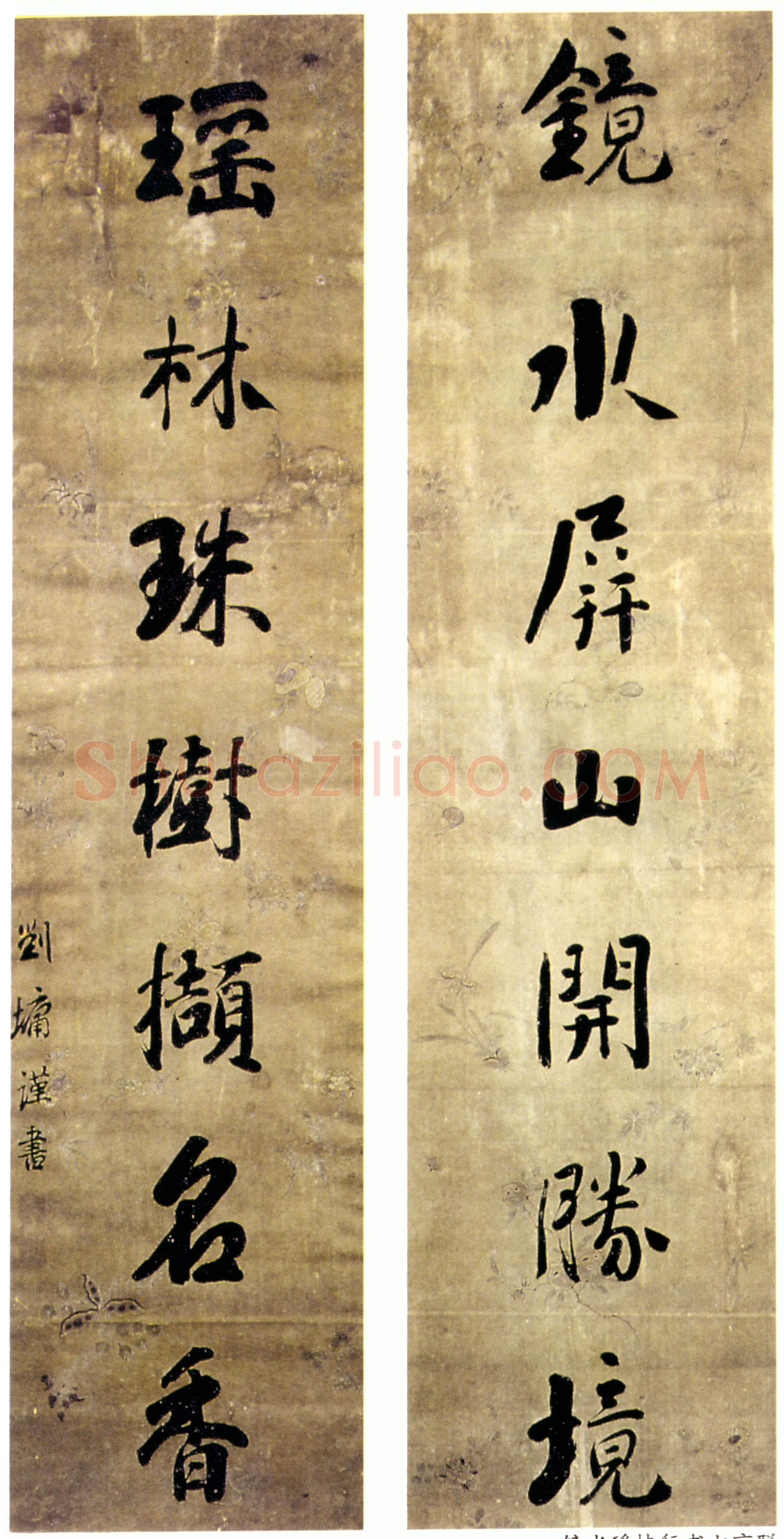 刘墉《镜水瑶林七言联》描画绢本行书 131×32.8cm×2 中国国家博物馆藏